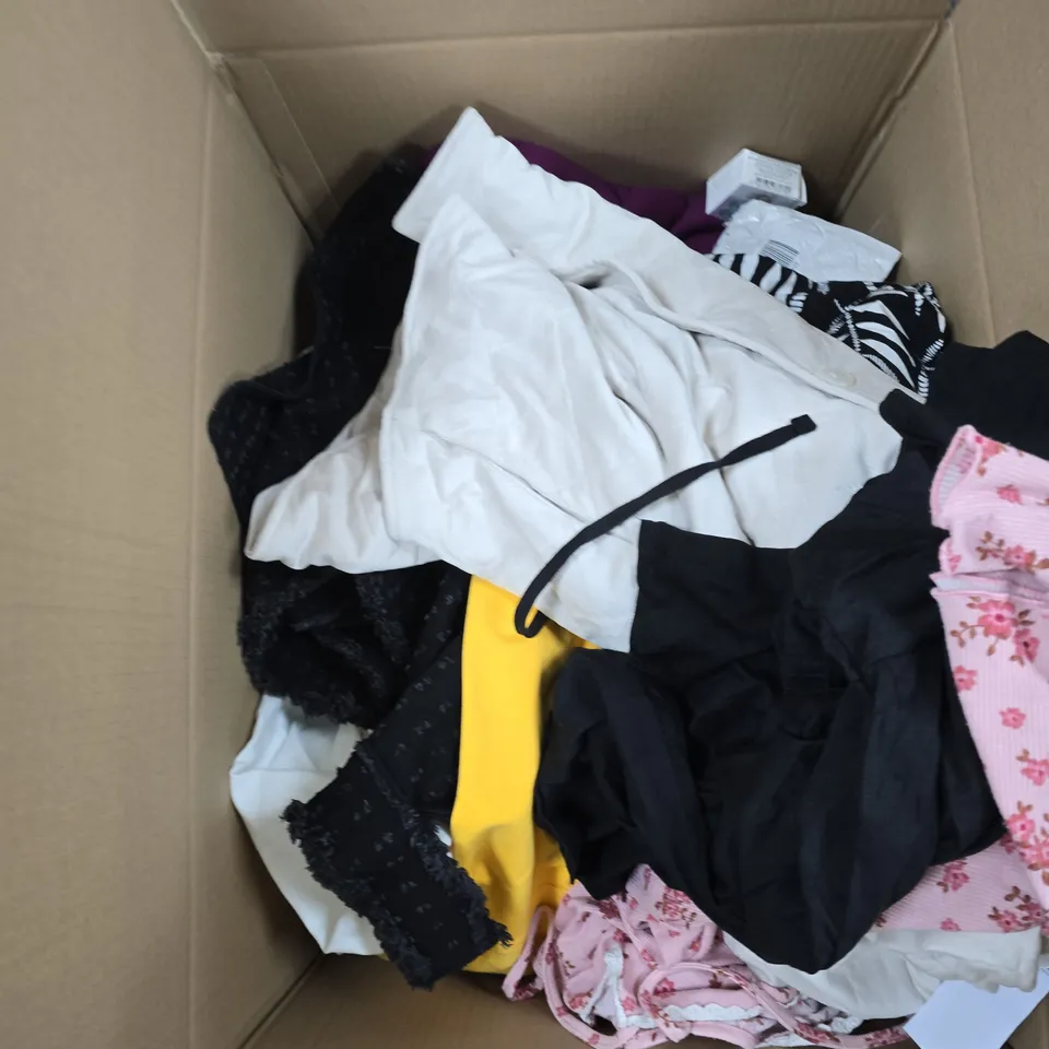 BOX OF APPROXIMATELY 15 ASSORTED ITEMS TO INCLUDE: JEAN JACKET AND SHARK FACIAL PRO REPLACEMENT TIPS