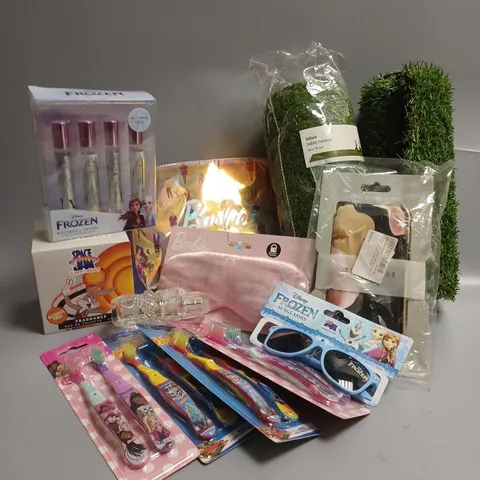 APPROXIMATELY 13 ASSORTED PRODUCTS TO INCLUDE TED BAKER MIRROR FOLIO CASE FOR APPLE IPHONE 14 PRO, DISNEY FROZEN ROLLERBALL GIFT SET, SPACE JAM NEW LEGACY EAU DE TOILETTE, DISNEY FROZEN SUNGLASSES, BA