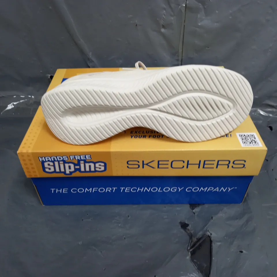 BOXED PAIR OF SKECHERS SLIP-IN TRAINERS SIZE 9