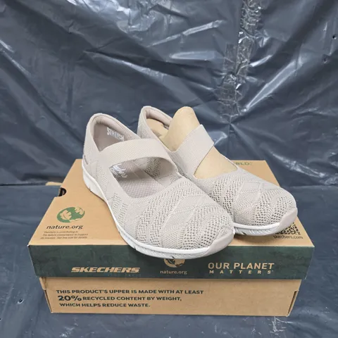BOXED PAIR OF SKECHERS BE COOL SHOES CREAM SIZE 6