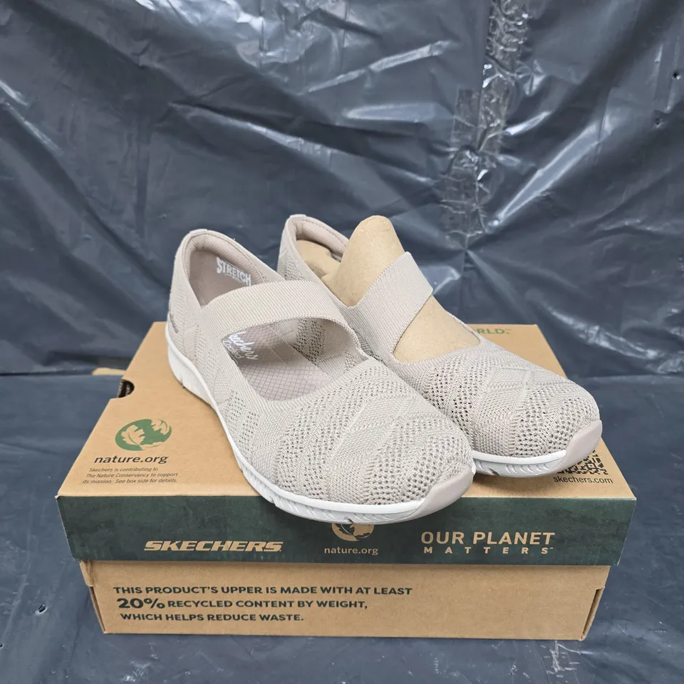 BOXED PAIR OF SKECHERS BE COOL SHOES CREAM SIZE 6