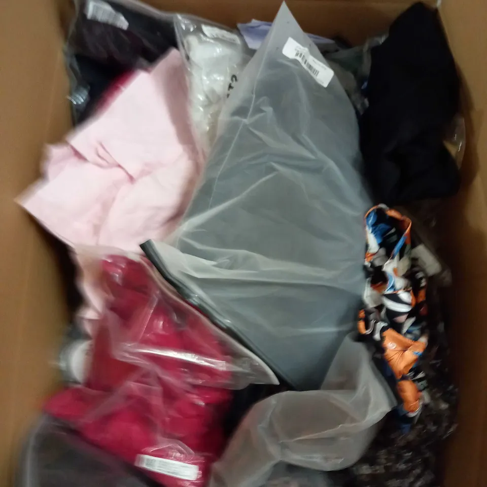 LOT OF ASSORTED CLOTHING AND ACCESSORIES TO INCLUDE; T-SHIRTS, JUMPERS ETC