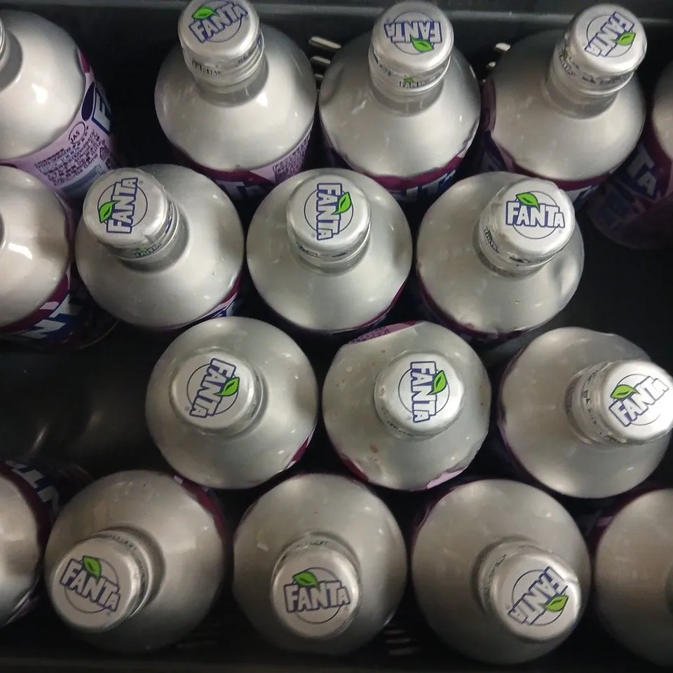 APPROXIMATELY 20 ASSORTED FOOD AND DRINK ITEMS TO INCLUDE FANTA, MOTHER ROOT, ETC