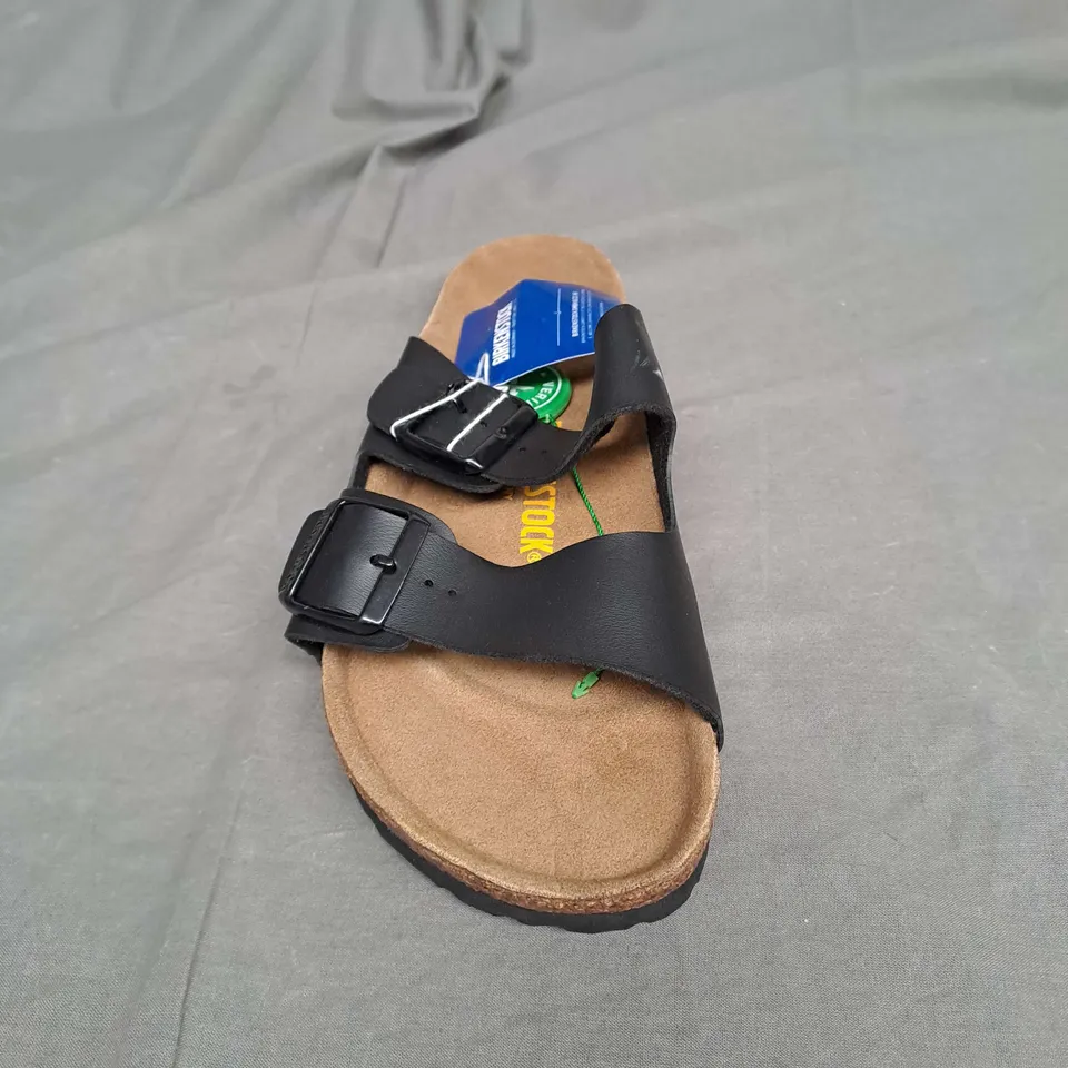 PAIR OF BIRKENSTOCKS SANDALS IN BLACK SIZE 40