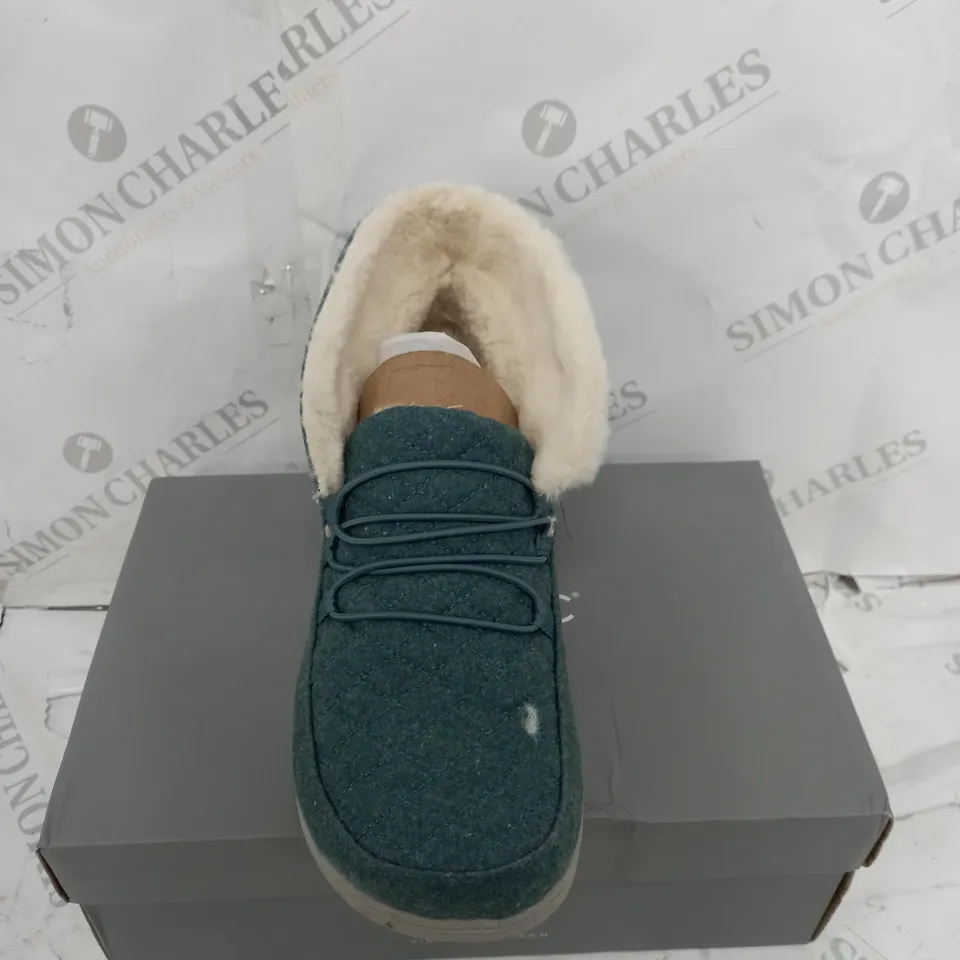 BOXED PAIR OF VIONIC BELIEVE SLIPPERS IN MINERAL SIZE 9