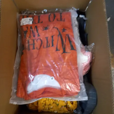 LOT OF ASSORTED CLOTHING ITEMS AND ACCESSORIES TO INCLUDE; T-SHIRTS, JUMPERS ETC