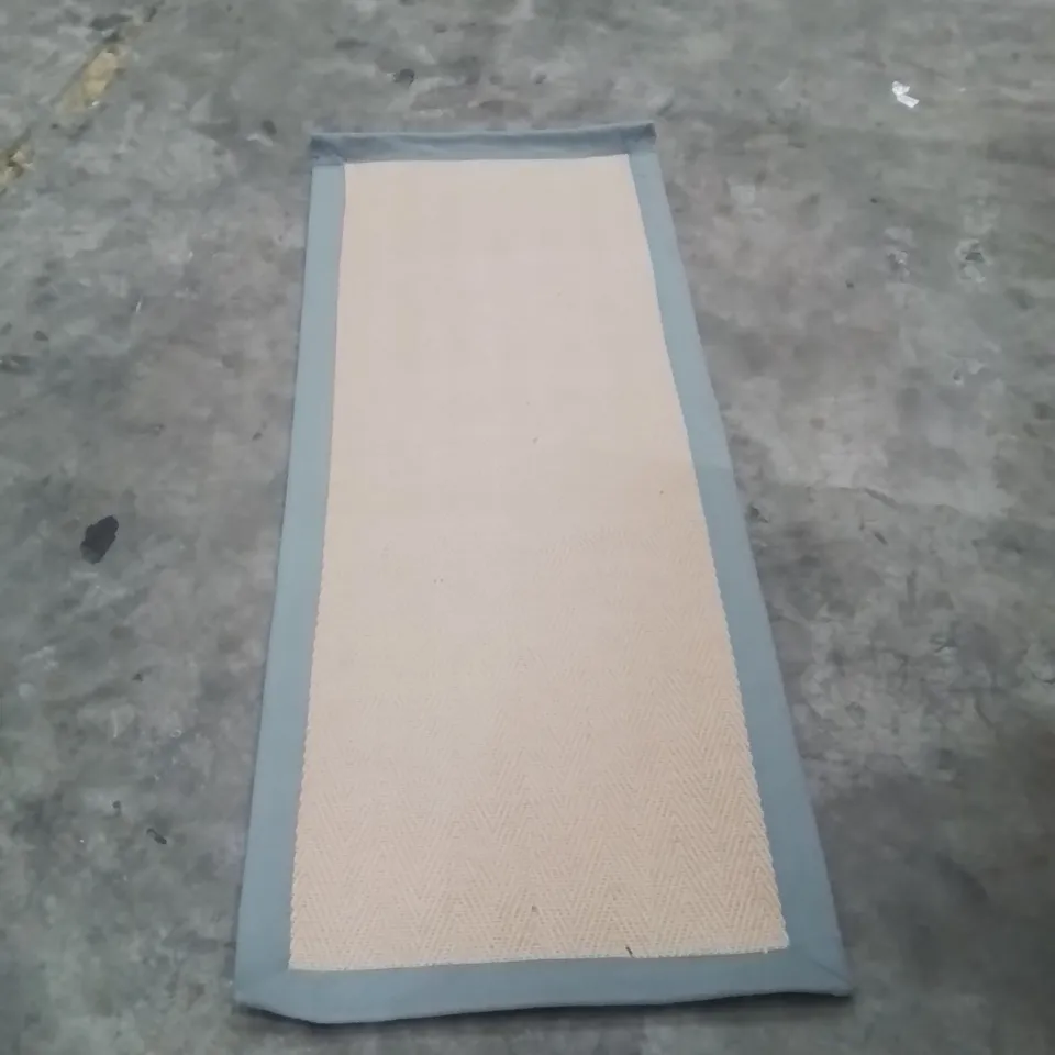 QUALITY DESIGNER AREA RUG - APPROXIMATELY 150X60CM
