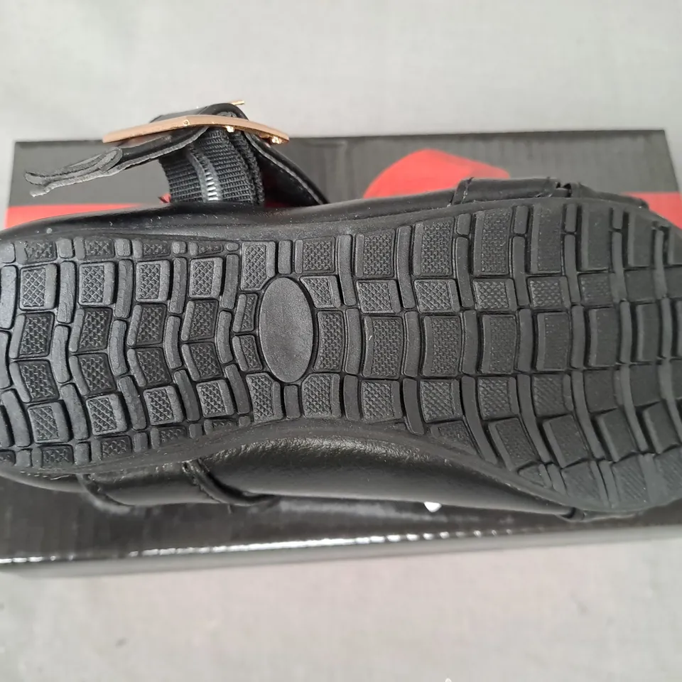 BOX OF APPROXIMATELY 10 PAIRS OF FOREVER KIDS SHOES IN BLACK IN VARIOUS SIZES