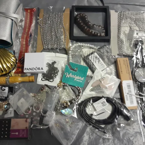 LOT OF ASSORTED JEWELLERY AND WATCH ITEMS TO INCLUDE BRACELETS, CHARMS, NECKLACES AND RINGS