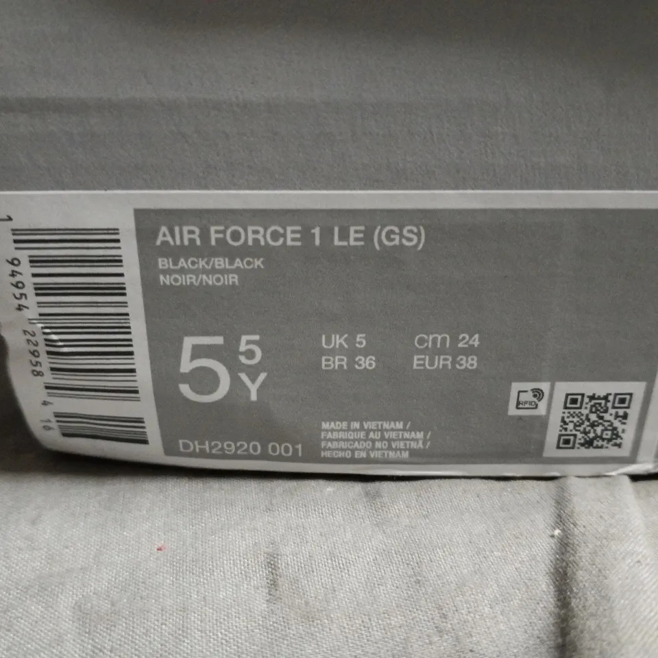 NIKE AIR FORCE 1 LE (GS) BLACK/BLACK – YOUTH UK 5Y