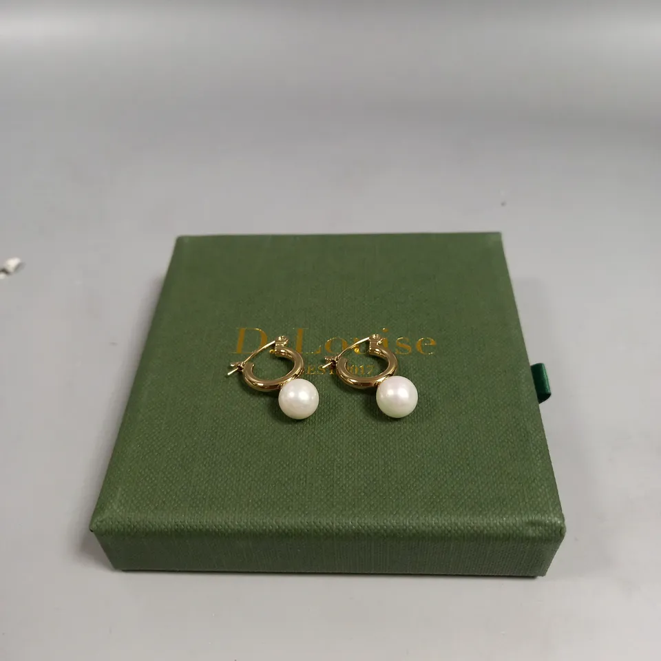D.LOUISE PEARL HOOP HUGGIE EARRINGS