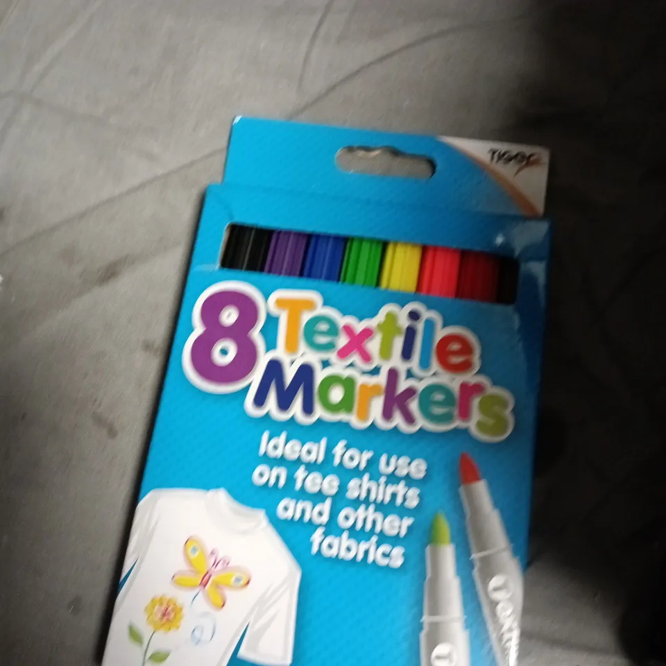 BOX OF APPROXIMATELY 10 ASSORTED TOYS INCLUDING UNO , BUBBLE BESTIE AND TEXTILE MARKERS 