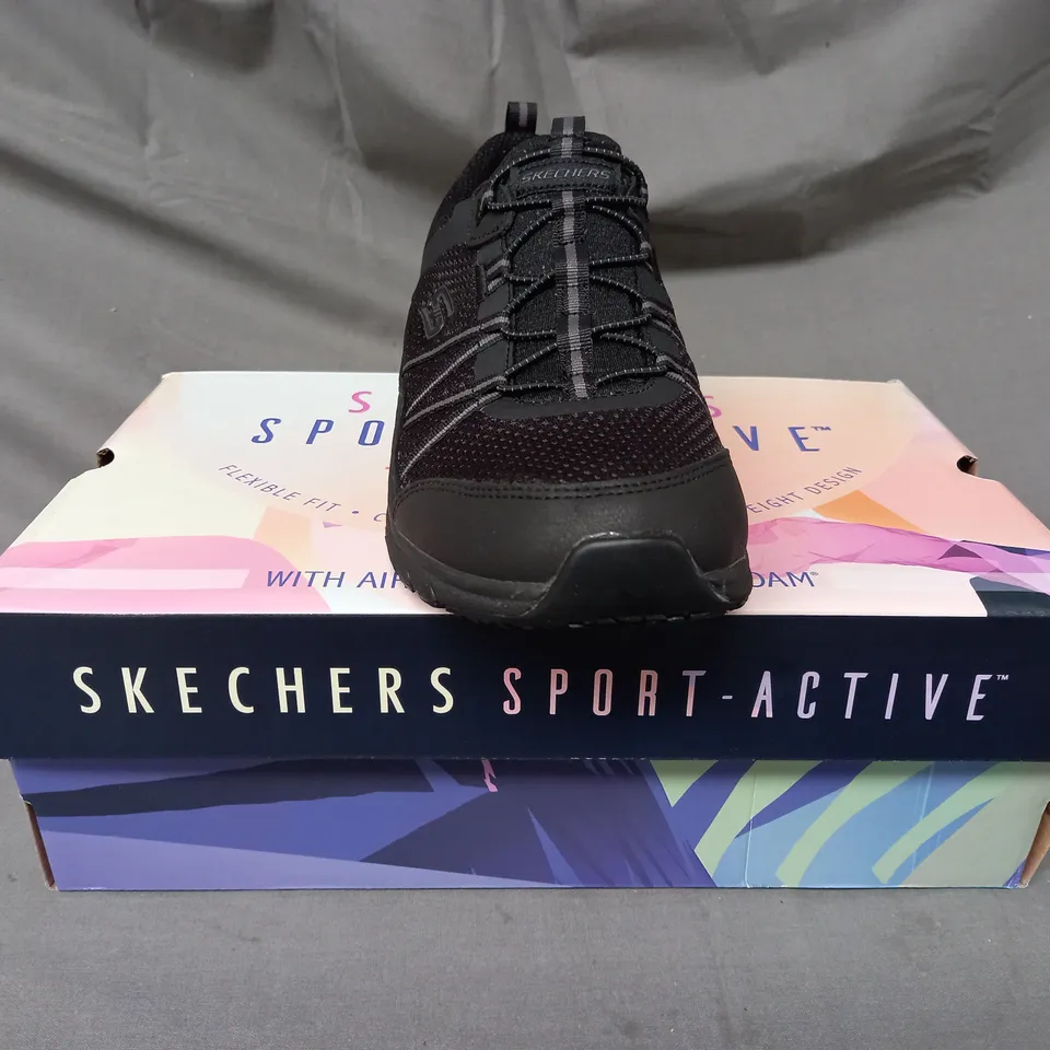 BOXED PAIR OF SKECHERS TRAINERS IN BLACK SIZE 6.5