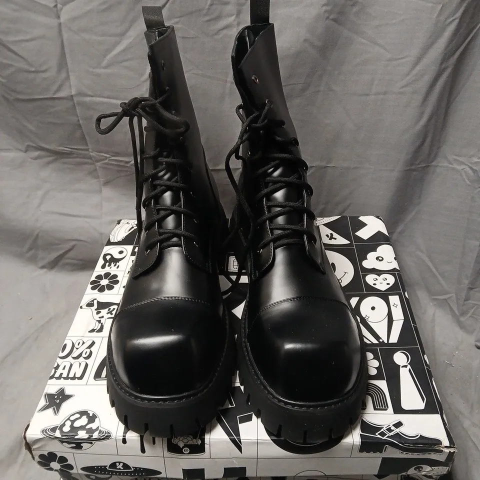BOXED KOI GIMLI MENS BLACK SQUARE TOE LACE UP BOOTS IN BACK - UK 11