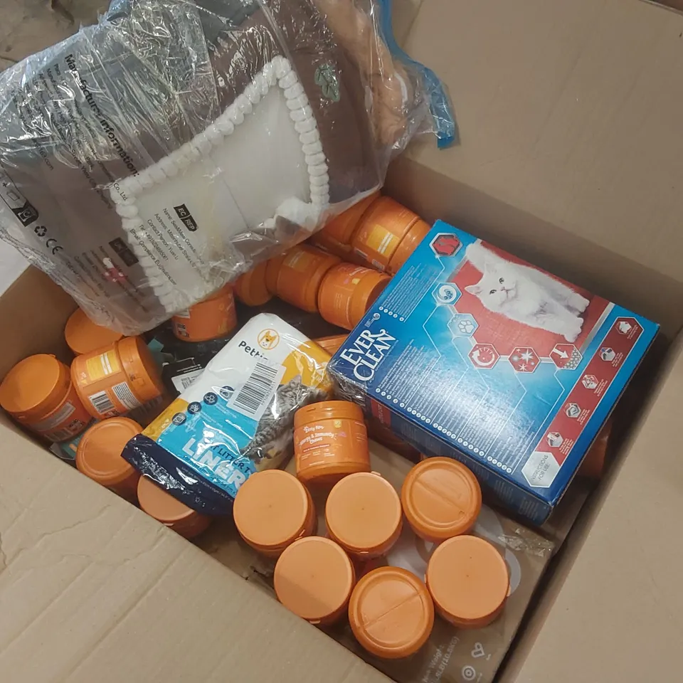 PALLET CONTAINING A VERY LARGE QUANTITY OF ASSORTED PET PRODUCTS