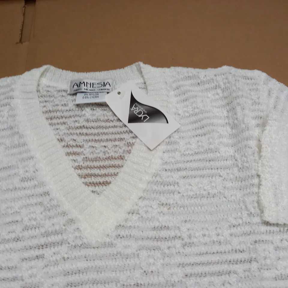 LOT OF APPROXIMATELY 40 AMNESIA WHITE/BLACK V-NECK JUMPERS - SIZE UNSPECIFIED