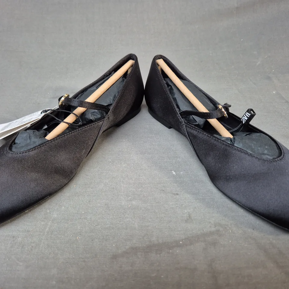 PAIR OF ZARA FLAT SHOES IN BLACK UK SIZE 3