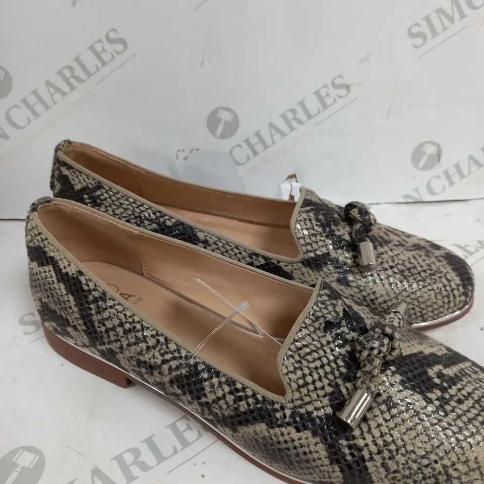 MODA IN PELLE SIZE 7