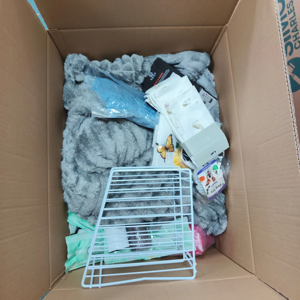 BOX OF APPROXIMATELY 10 ASSORTED ITEMS TO INCLUDE: PET BLANKET AND BACKPACK