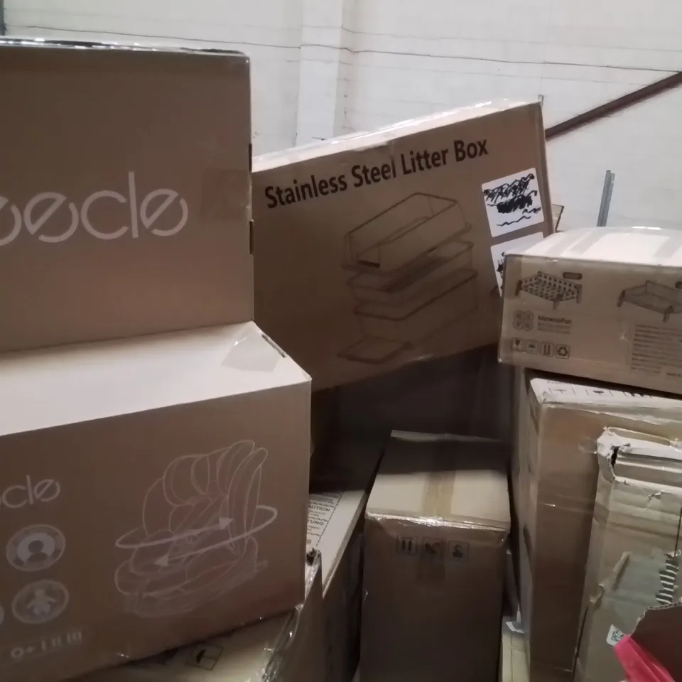 PALLET CONTAINING VARIOUS ASSORTED BOXED HOUSEHOLD ITEMS TO INCLUDE: KIDS CAR SEAT, CAT LITTER BOX, PET BED, PUSHCHAIRS AND LOTS MORE UNMARKED BOXED ITEMS 