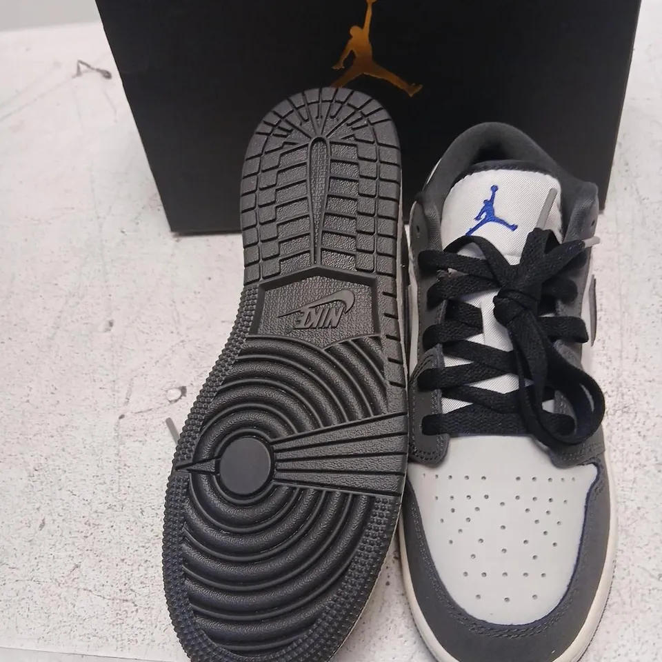 AIR JORDAN 1 LOW SE (GS) SNEAKERS – SAIL/ROYAL (UK 4.5)
