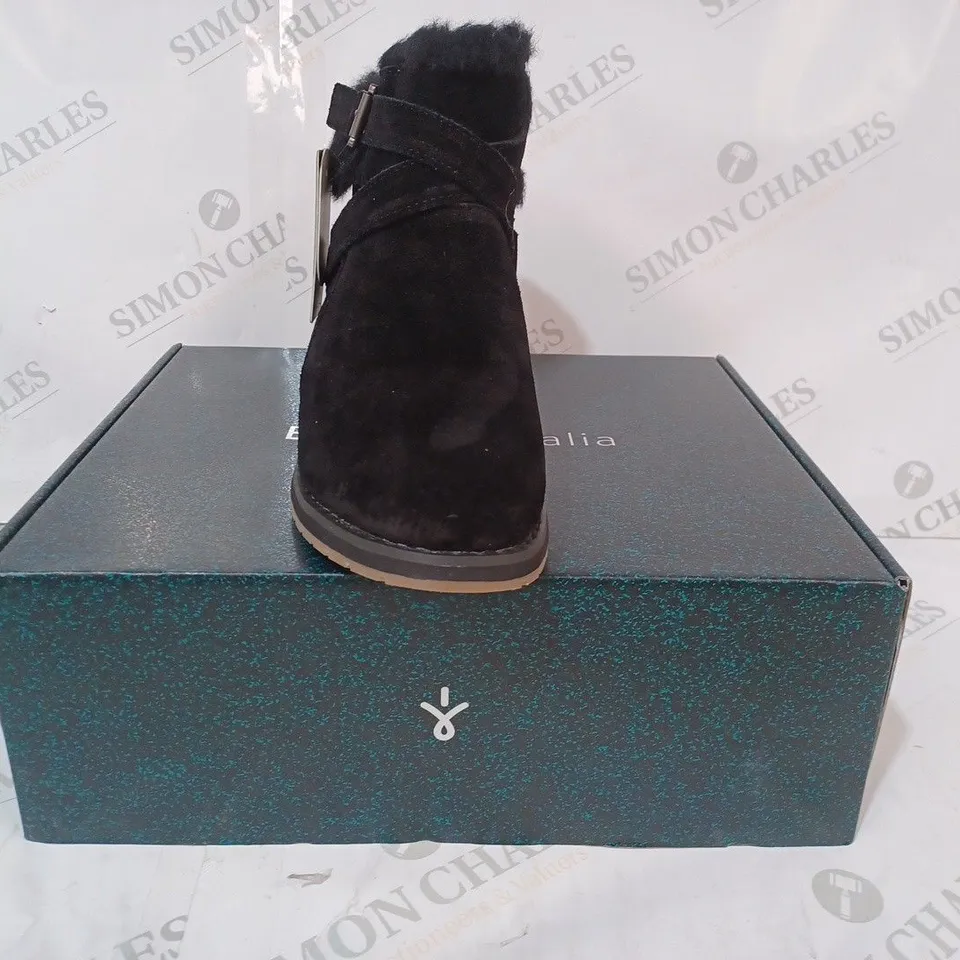 BOXED PAIR OF EMU AUSTRALIA MERAK SUEDE BOOTS IN BLACK SIZE 5