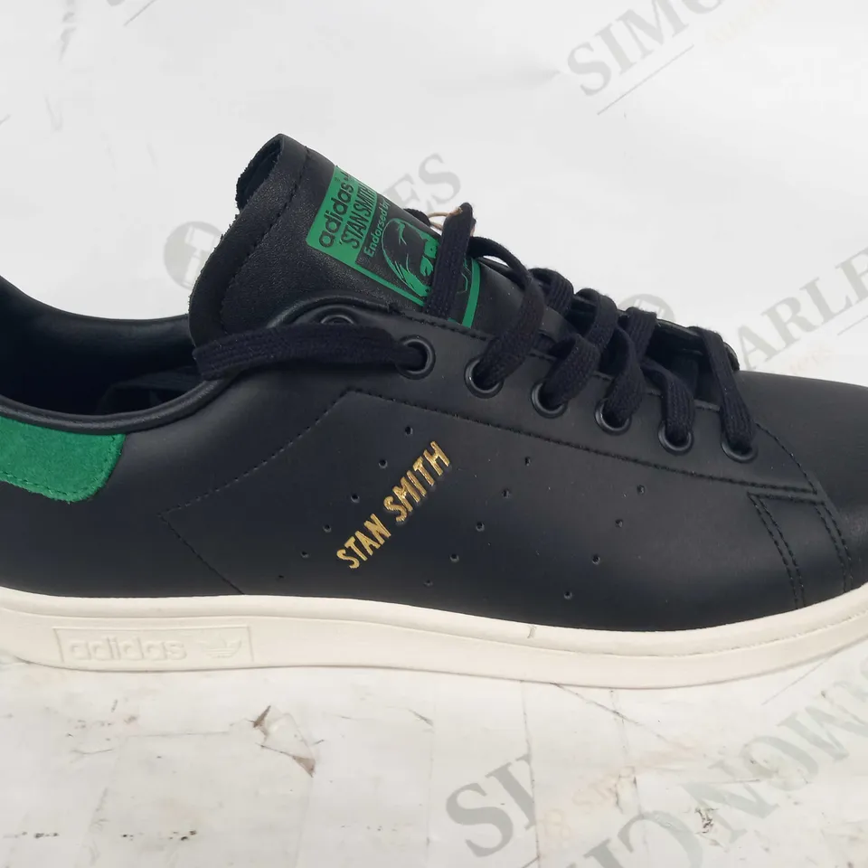 BOXED PAIR OF ADIDAS STAN SMITH SHOES IN BLACK/GREEN UK SIZE 9.5