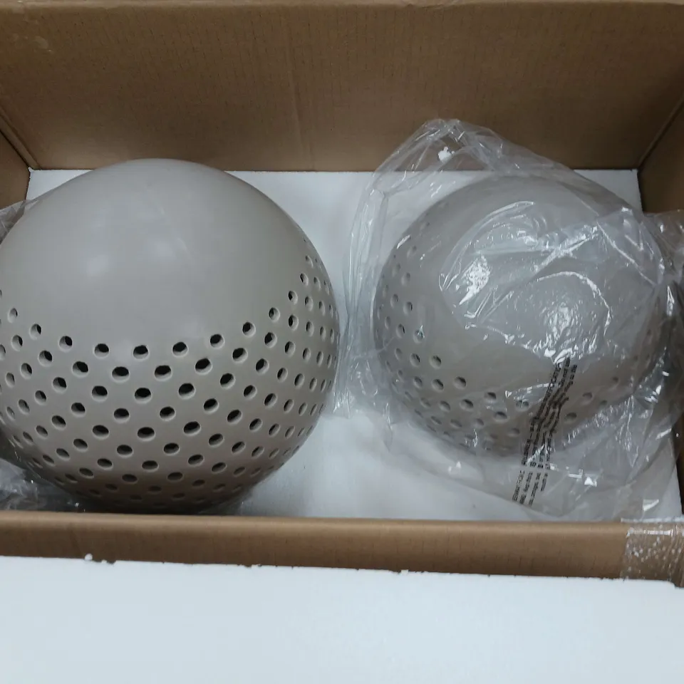 LOT OF 9 ASSORTED HOUSEHOLD ITEMS TO INCLUDE SELF WATERING PLANTER, SOLAR FOUNTAIN, TABLE LAMPS AND GARDEN ORNAMENT