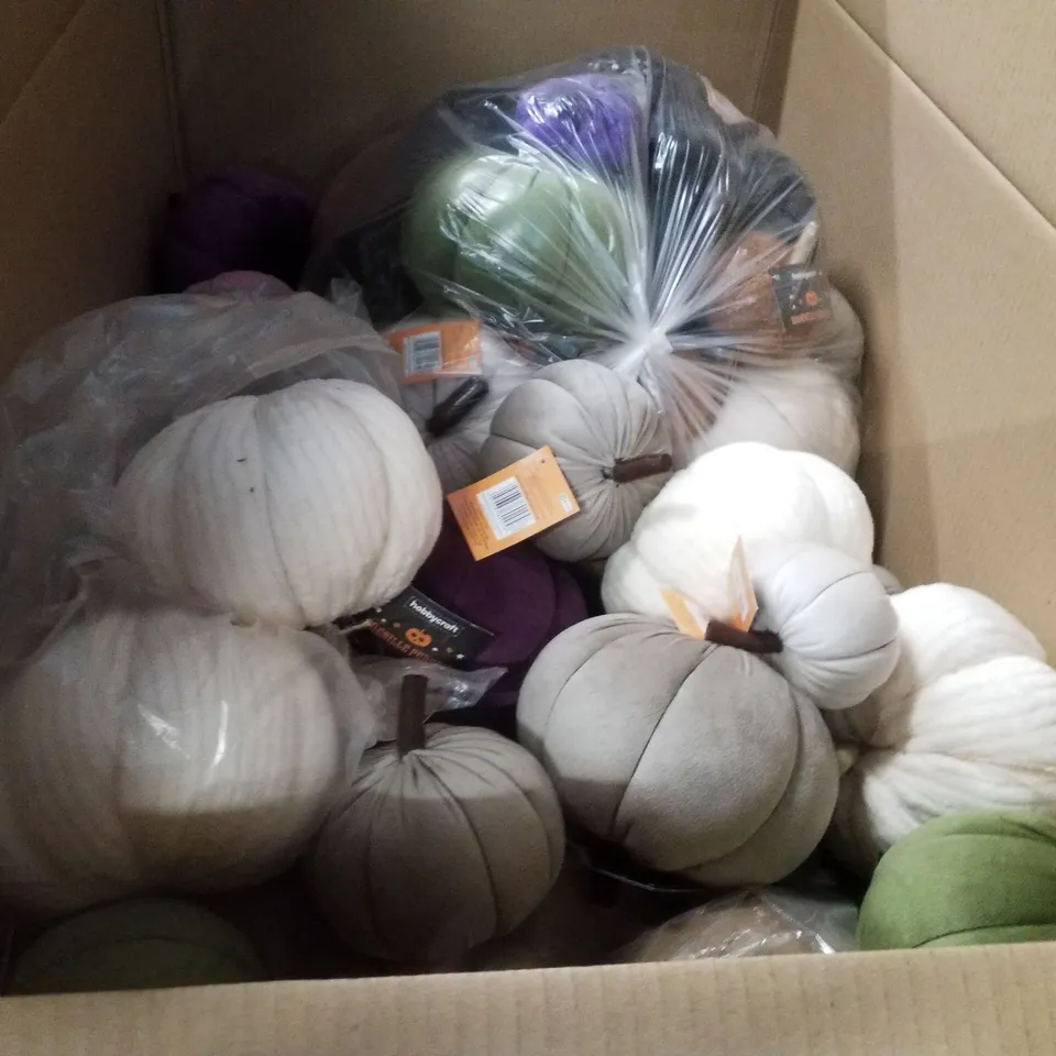 PALLET CONTAINING LARGE QUANTITY OF BRAND NEW HALLOWEEN PLUSH PUMPKINS 