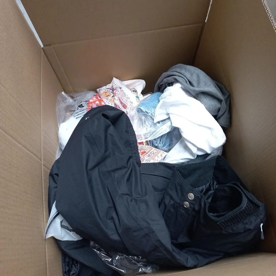BOX OF APPROXIMATELY 30 ASSORTED CLOTHING ITEMS OF VARIOUS SIZES AND STYLES
