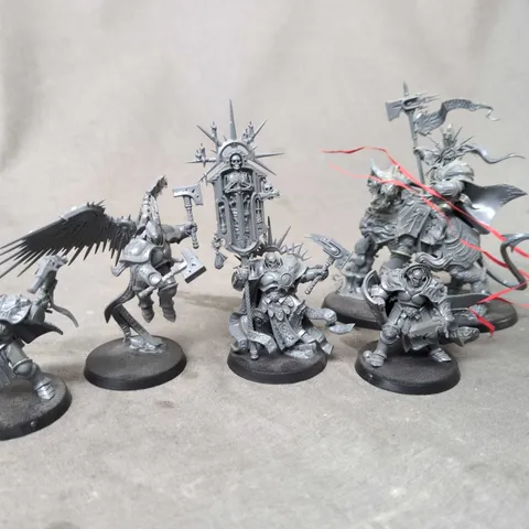 LOT OF APPROXIMATELY 15 ASSORTED WAR HAMMER FIGURINES 
