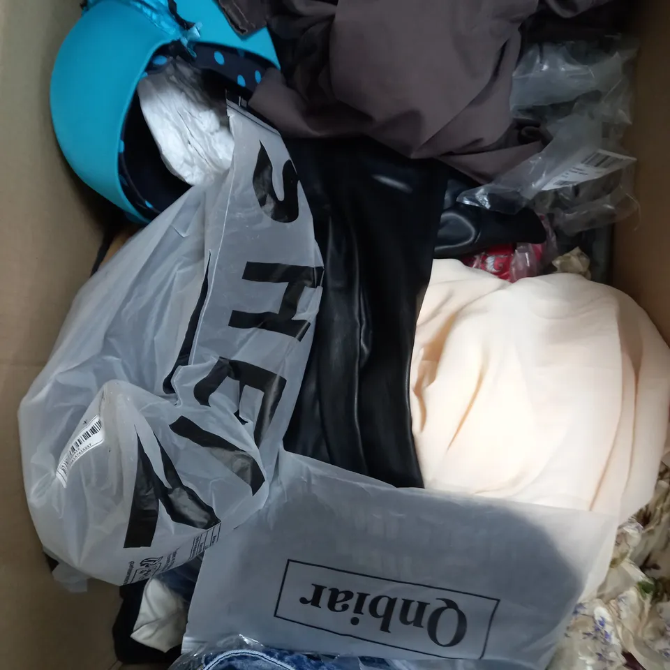 BOX OF APPROXIMATELY 22 ASSORTED CLOTHING ITEMS TO INCLUDE - JACKET, JEANS , DRESS ETC