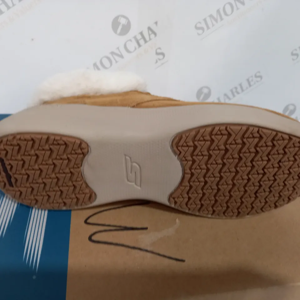BOXED SKETCHERS ON THE GO BEIGE BOOTS WITH FUR - SIZE 3.5