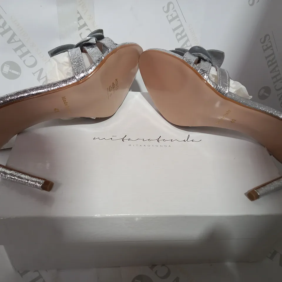 BOXED PAIR OF DESIGNER SILVER STATEMENT SANDALS - SIZE 8
