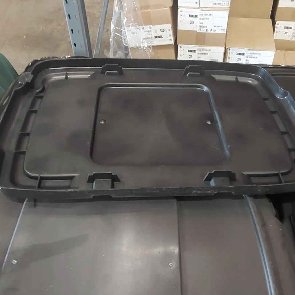 PALLET CONTAINING A VERY LARGE QUANTITY OF PLASTIC CONTAINER LIDS
