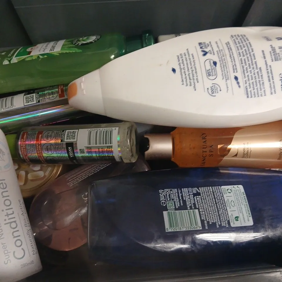 APPROXIMATELY 12 ASSORTED HEALTH & BEAUTY PRODUCTS TO INCLUDE DOVE FRUITY FLOURISH, RADOX FEEL AWAKE, SANCTUARY SPA, ETC - COLLECTION ONLY