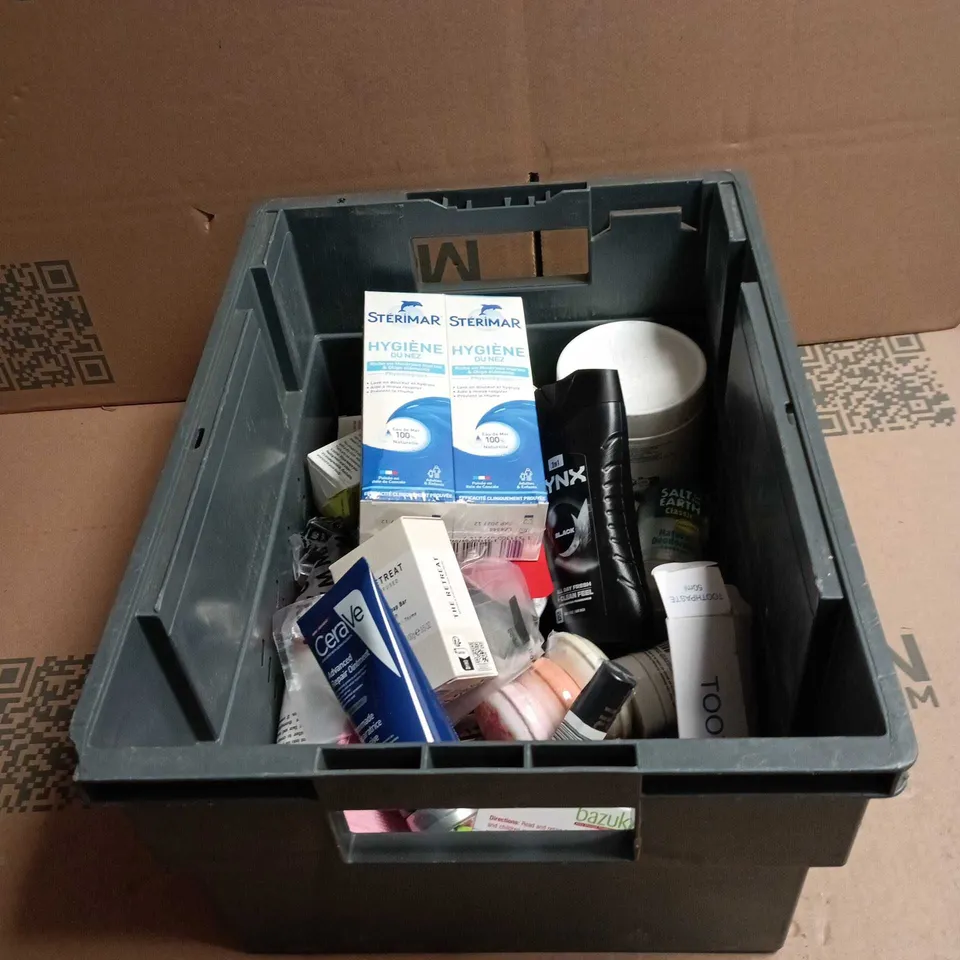 TOTE OF APPROXIMATELY 18 ASSORTED COSMETIC ITEMS TO INCLUDE CERA VE, LYNX, THE RETREAT, MAYBELLINE, STERIMAR ETC