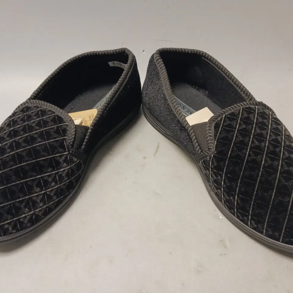 BOXED PAIR OF JO & JOE SLIPPERS IN BLACK SIZE 8