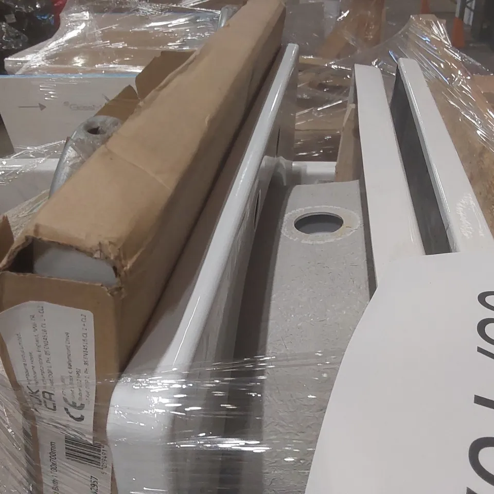 PALLET CONTAINING APPROXIMATELY 6x MIXED BATHTUBS