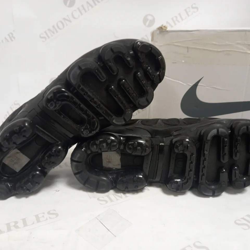 NIKE AIR VAPORMAX PLUS BLACK TRAINERS EU 41