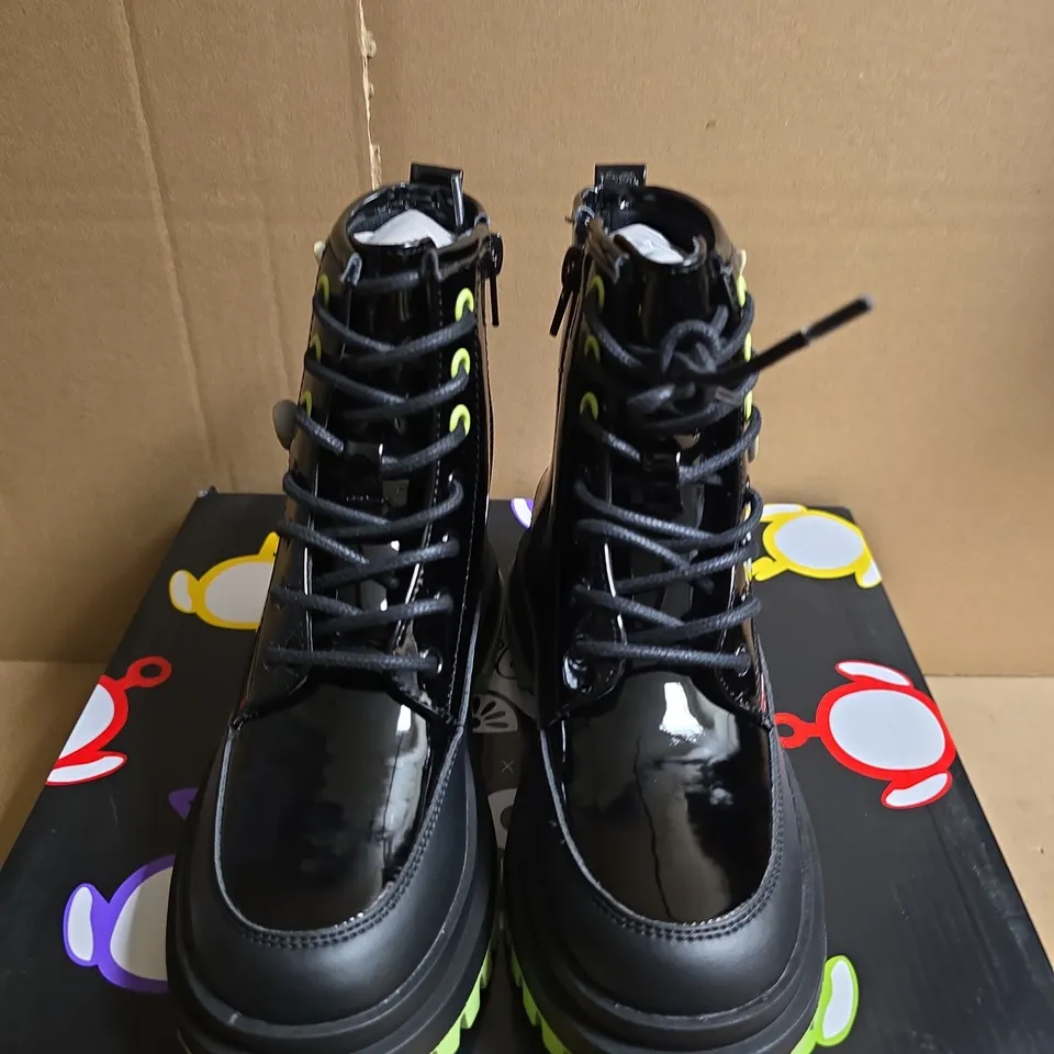 BOXED PAIR OF KOI TUBBYTRONIC KIDZ DIPSY HEAD BOOTS – UK SIZE 13