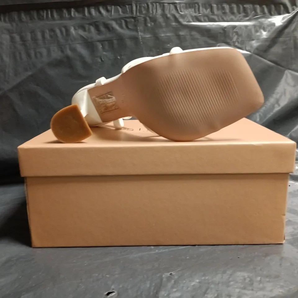 BOXED PAIR OF SIMMI LONDON OPEN TOE HEELED SANDALS IN WHITE SIZE UK 5