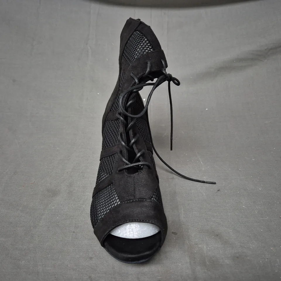 BOXED PAIR OF UNBRANDED PEEP TOE HEELED SHOES IN BLACK EU SIZE 42