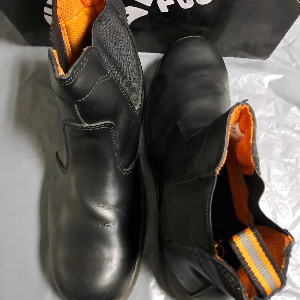 BOXED PAIR OF V12 FOOTWEAR DEALER SAFETY BOOTS - UK 10