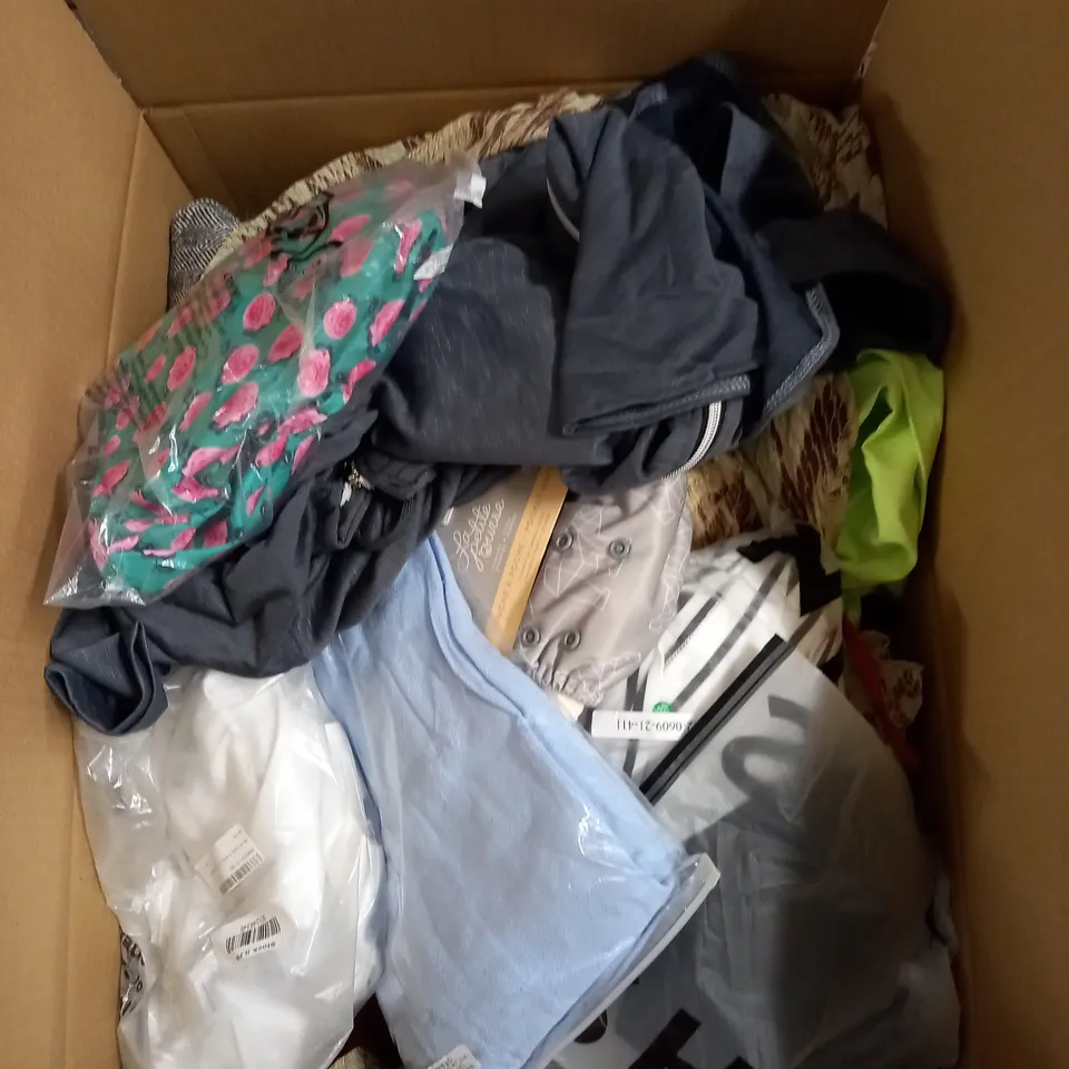 BOX OF APPROX 35 ASSORTED CLOTHING ITEMS TO INCLUDE - DRESSES, T-SHIRTS AND TROUSERS