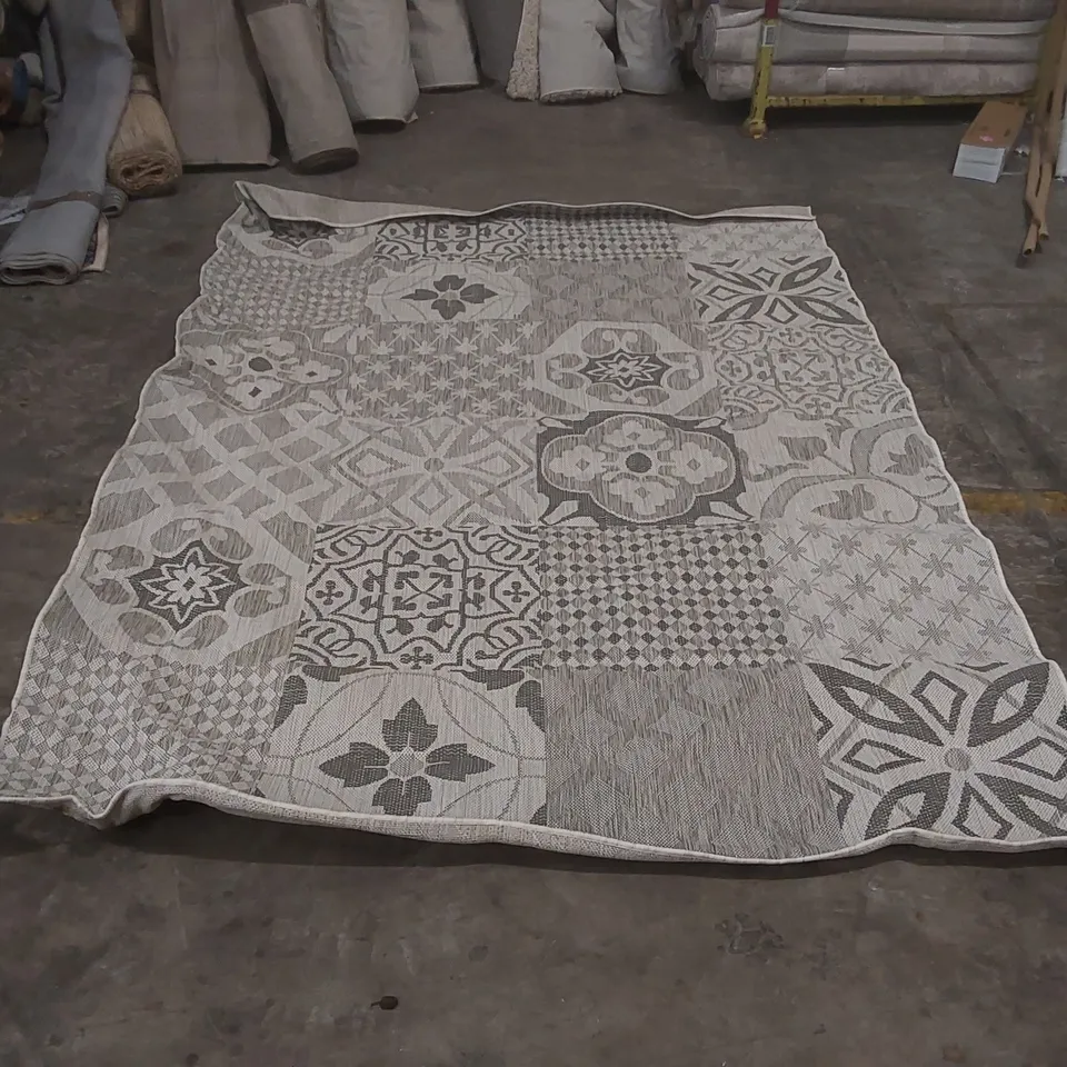 QUALITY DESIGNER PATTERNED RUG - APPROXIMATELY 280 x 200cm