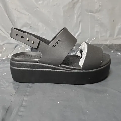 CROCS PLATFORM SANDALS - BLACK - SIZE 4