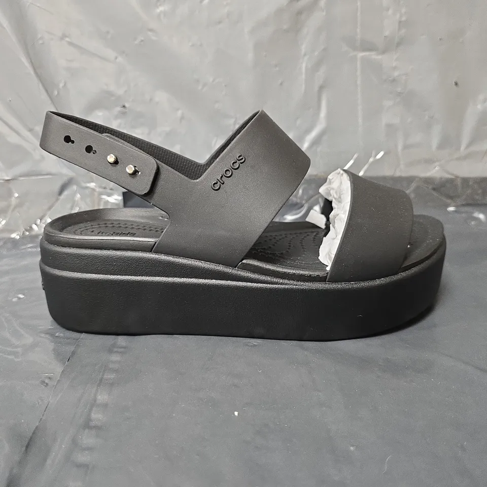 CROCS PLATFORM SANDALS - BLACK - SIZE 4