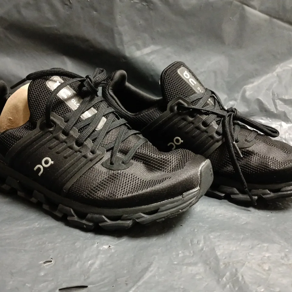 PAIR OF ON CLOUDSWIFT TRAINERS IN BLACK SIZE UK 9