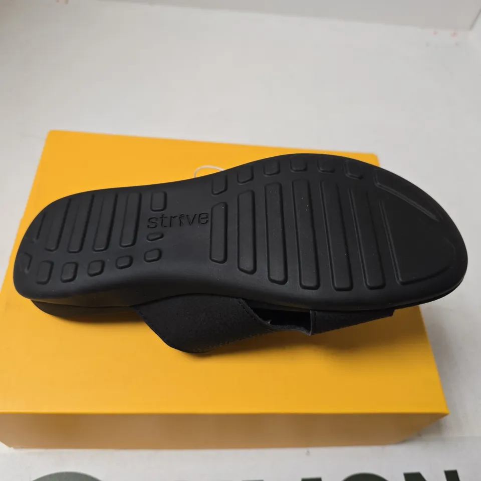 BOXED PAIR OF STRIVE DUNE SANDALS IN BLACK - UK 6